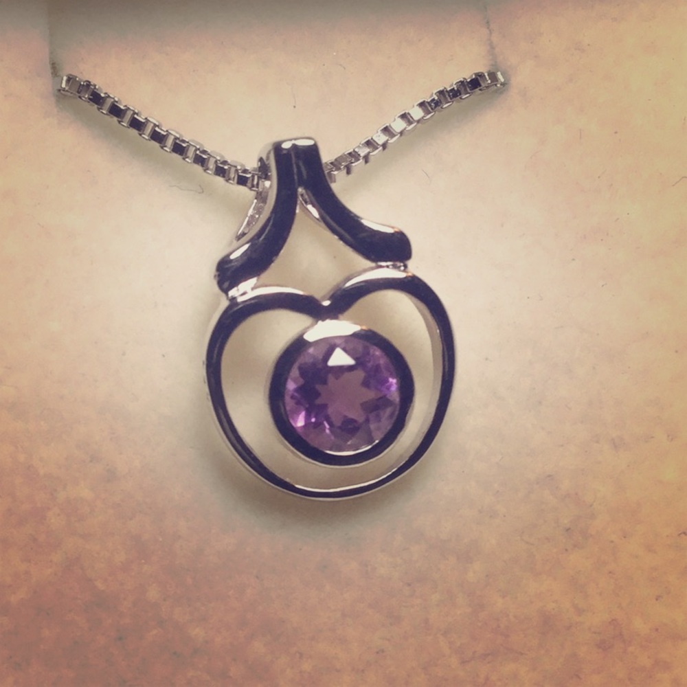 1 carat Gen Amethyst in .925 SS Heart w/18”box Chn